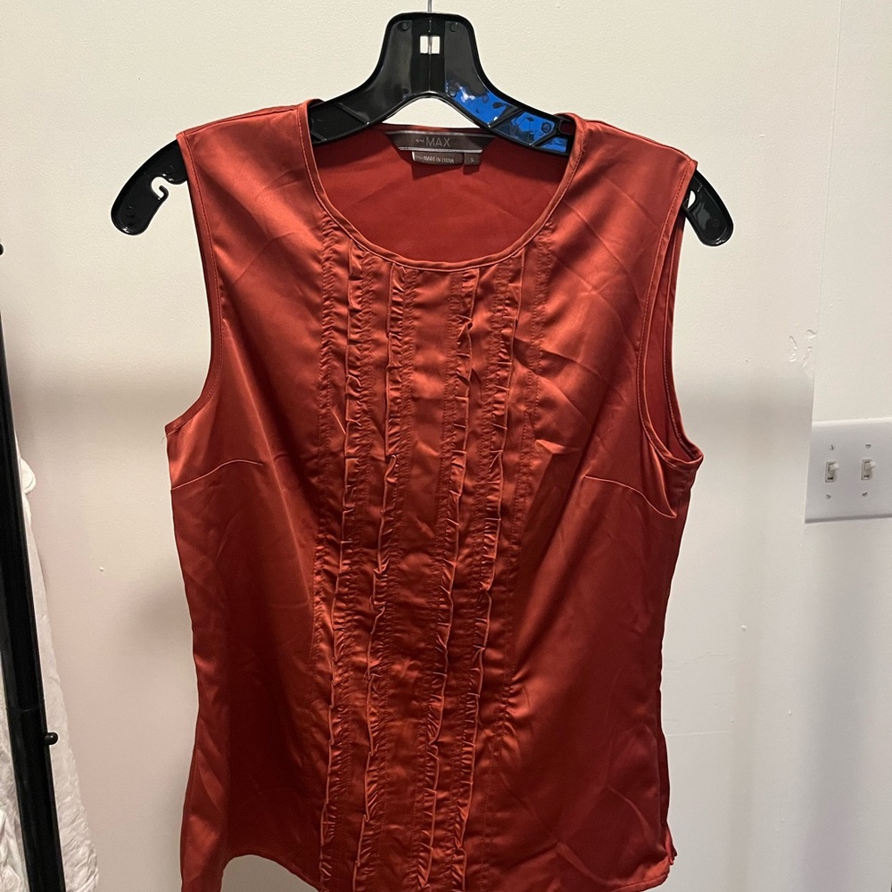 To The Max rust colored sleeveless ruffle front blouse